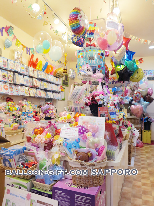 札幌店の店内です。たくさんのバルーンがお出迎え！