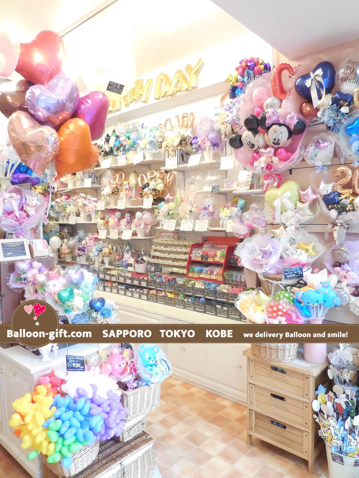 店内全景です。入り口から奥に向かって卓上アレンジが沢山。すぐお持ち帰りできます。