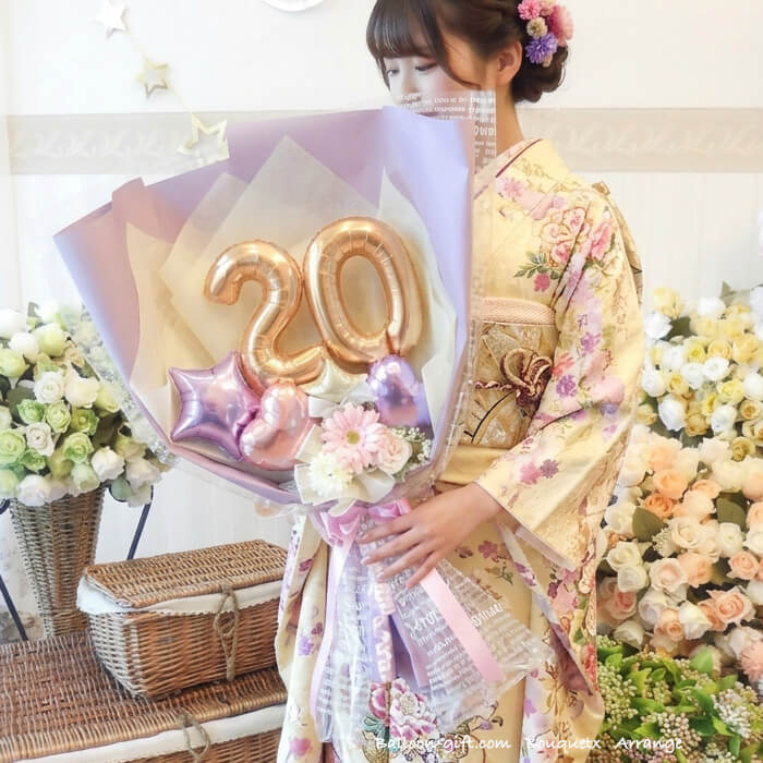 成人式の数字20のバルーンブーケ ピンク×ラベンダー系 サイズ感