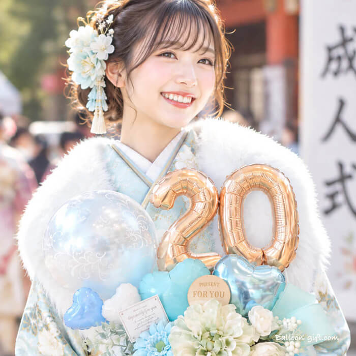 成人式・二十歳のお祝い 数字20のミントグリーンと水色と白の卓上バルーンアレンジ