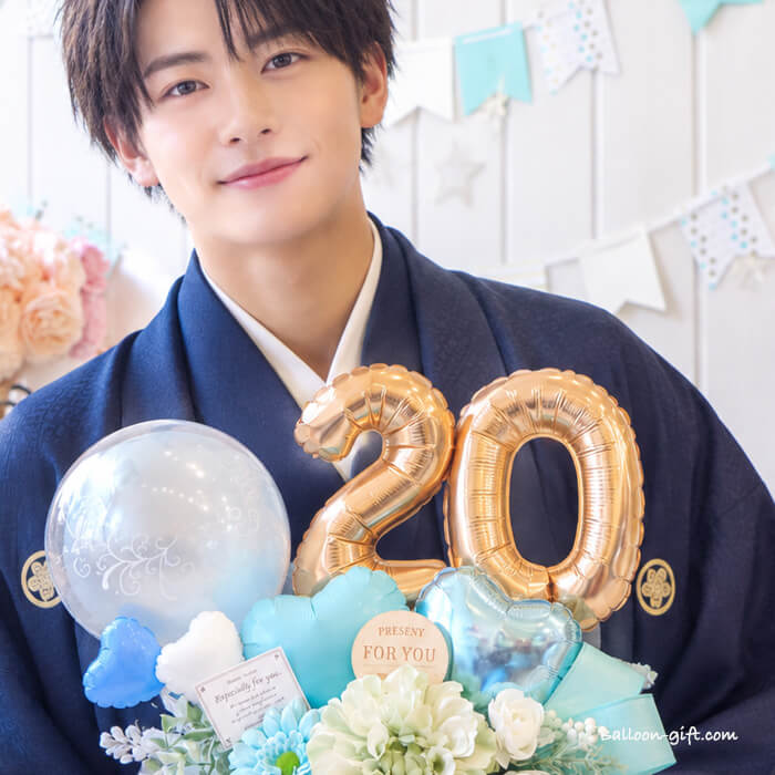 成人式・二十歳のお祝いに贈る数字20の爽やかな卓上バルーンアレンジ 男性が持った感じ