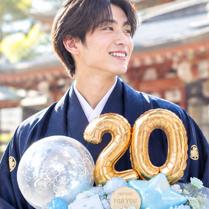 成人式・二十歳のお祝いに贈る数字20の爽やかな卓上バルーンアレンジ