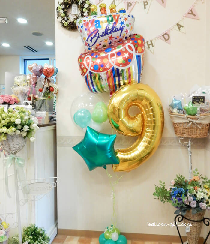 キラキラ輝くビッグケーキバルーンのアップ