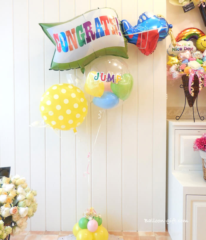 飛行機と透明バルーンを組み合わせた爽やかデザイン