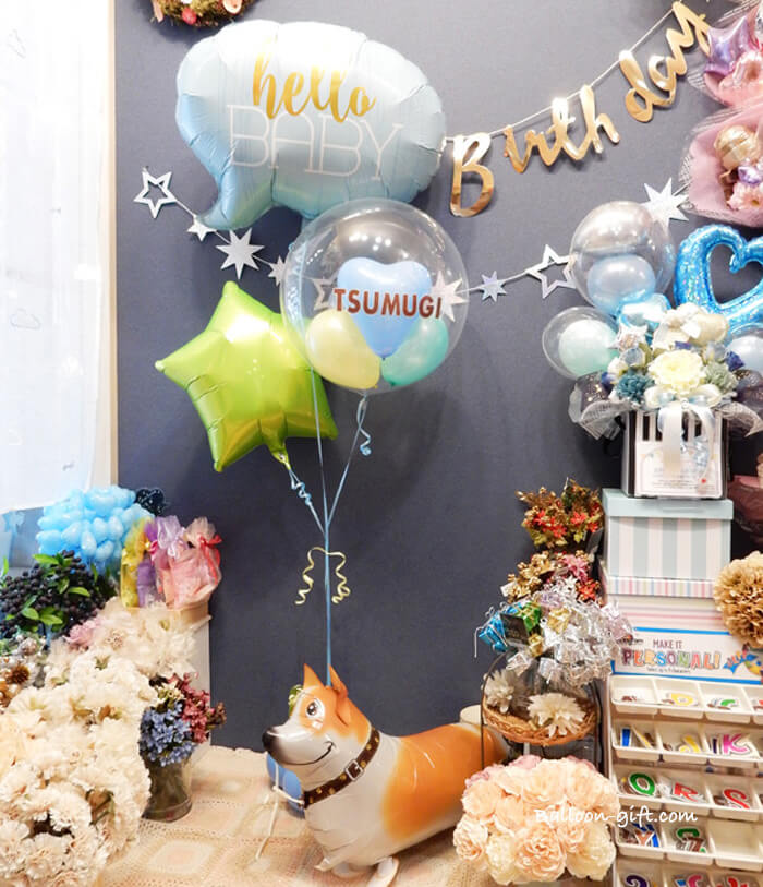 透明バルーンの中でふわふわ揺れる小さなバルーンたち