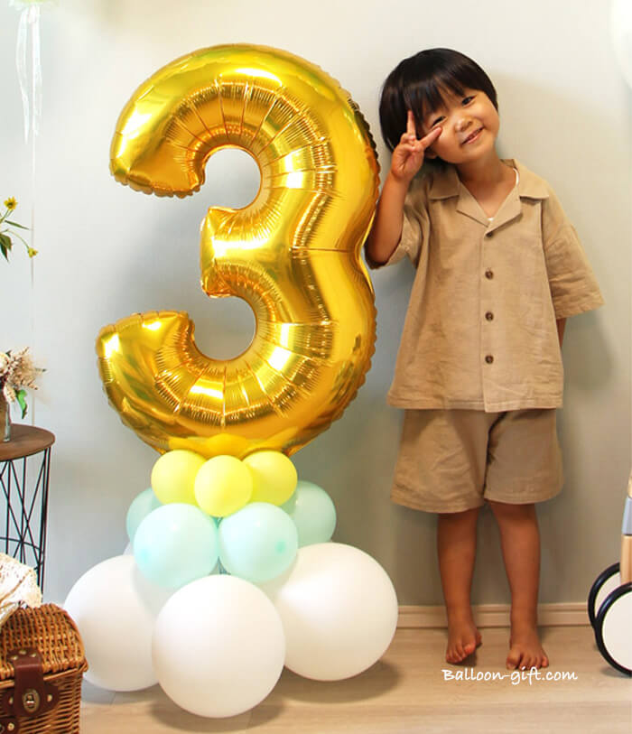 高さ約1メートルのナンバーバルーンタワー 完成品のお誕生日バルーン
