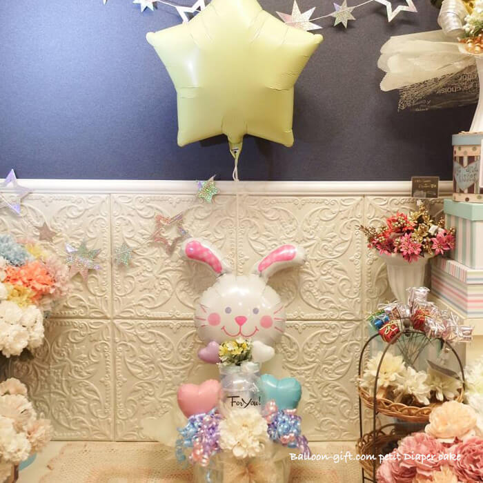 パステルカラーでまとめたうさちゃんがトップのおむつケーキ 出産祝いギフト