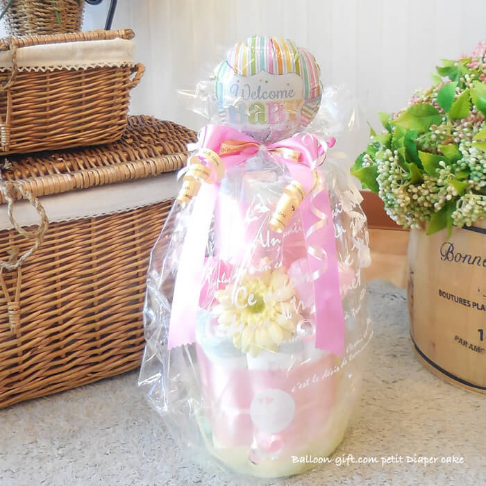 ピンク系カラーでまとめたかわいいプチおむつケーキ 出産祝いに人気