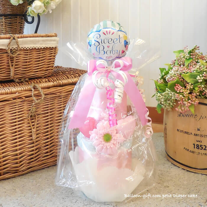 やさしいピンクカラーのバルーン付きプチおむつケーキ